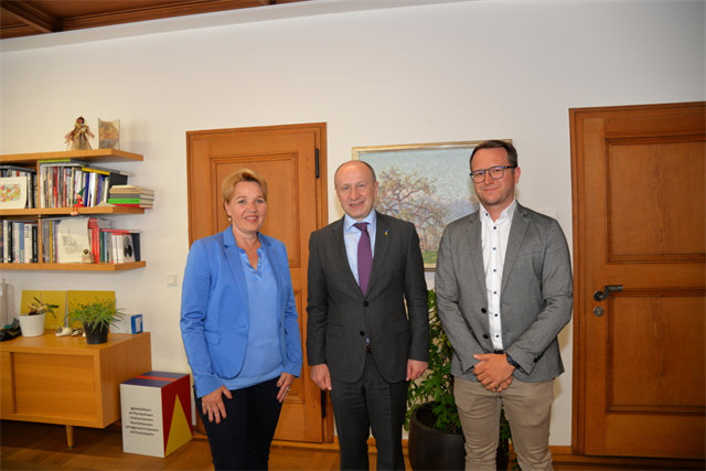 Präsidentin Andrea kaufmann, Botschafter Vasyl Khymynets und Günter Meusburger, Geschäftsführer des Vorarlberger Gemeindeverbandes.