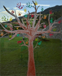 Baum von Kindern gemalt